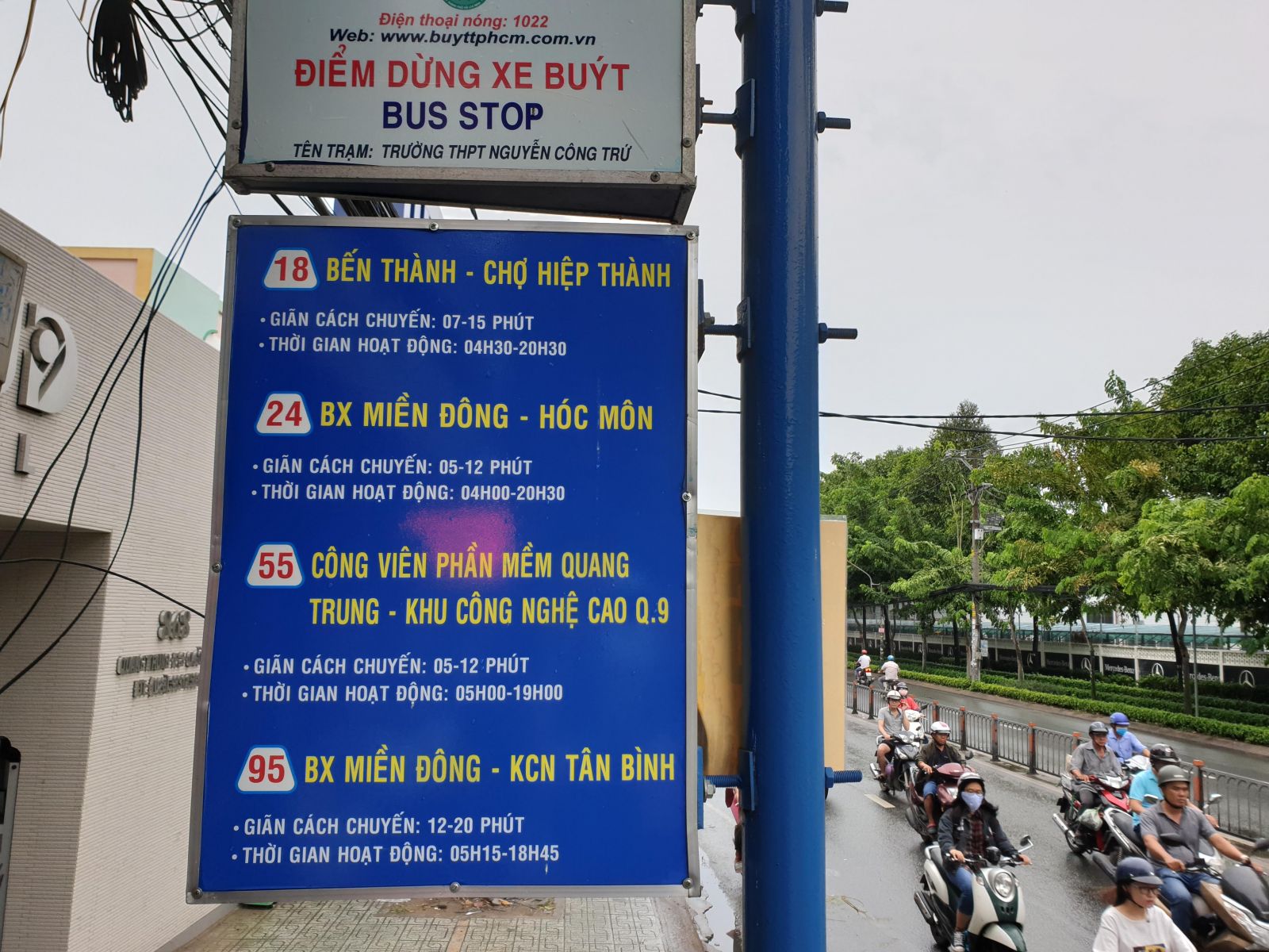 Xe buýt đi ngang phòng khám đông y Bảo Minh