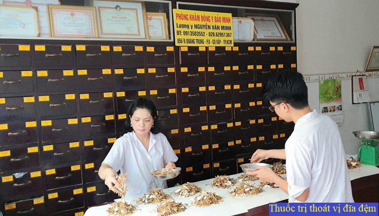 Hốt thuốc đông y chữa thoát vị đĩa đệm tại phòng khám đông y Bảo Minh.